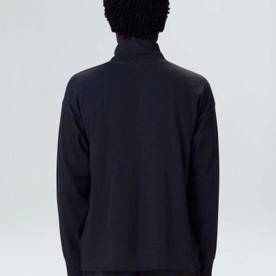 Casaco preto de manga comprida visto de costas