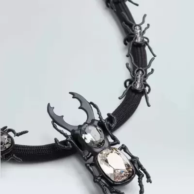 Colar preto com insetos metálicos e strass