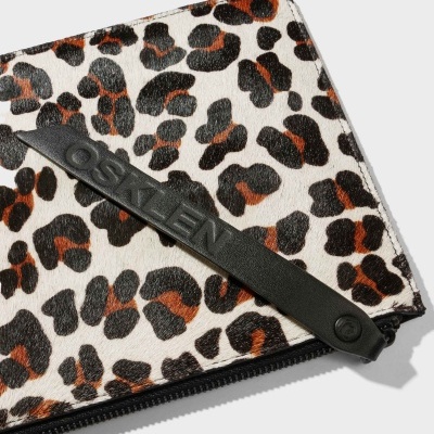 Carteira animal print branca e preta com alça preta OSKLEN