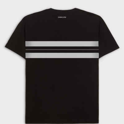 T-shirt preta com faixas cinza e texto OSKLEN branco na parte de trás.
