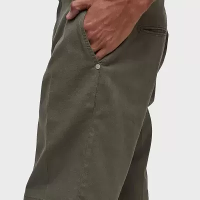 Calções masculinos verdes com bolso e botão metálico