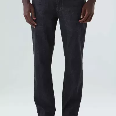 Calças de ganga pretas com corte reto e cinco bolsos