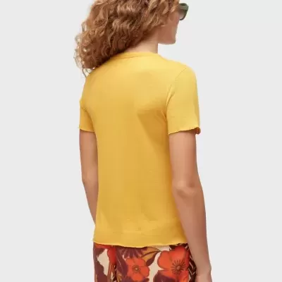 Mulher vista de costas com t-shirt amarela e calção floral colorido