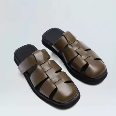 Chinelos masculinos castanho escuro com sola preta e fecho de velcro sobre fundo branco