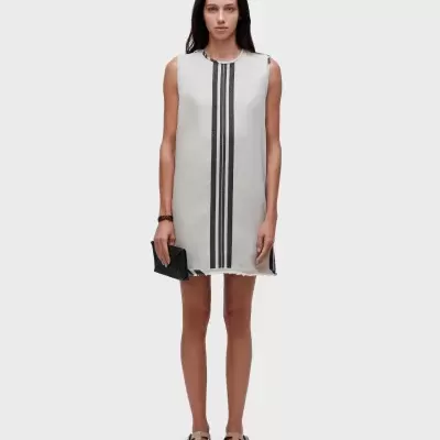 Vestido curto branco com riscas pretas e carteira preta