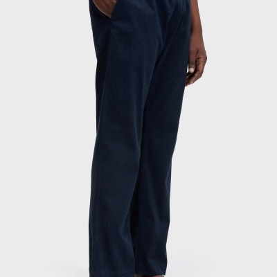 Calças azul escuro com elástico na cintura e sandálias castanhas