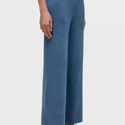 Calças azuis largas com ténis brancos e top vermelho