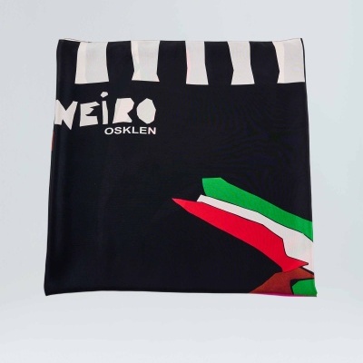 Lenço preto com detalhes coloridos e texto MEIRO OSKLEN