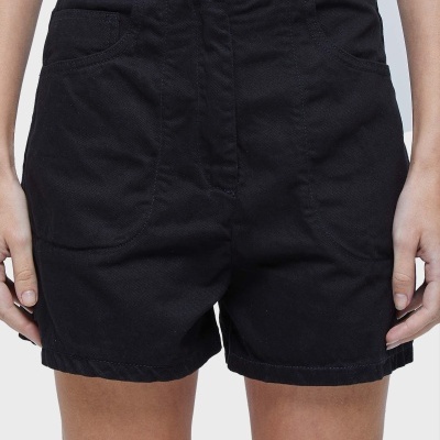 Shorts pretos com bolsos frontais e cintura alta