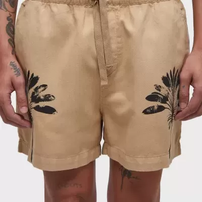 Calções bege com estampas de folhas pretas e cordão no cós