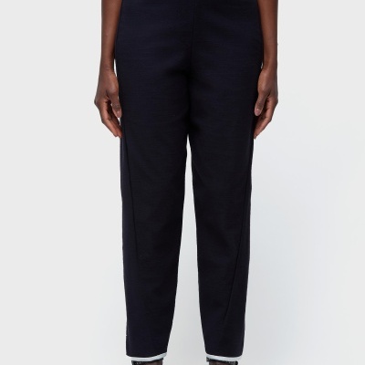 Calças pretas justas com fundo branco