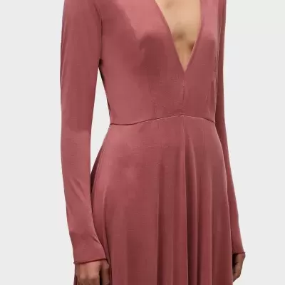 Vestido feminino rosa com mangas compridas e decote em V profundo