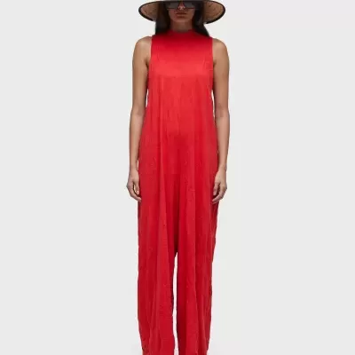 Macacão vermelho, chapéu de palha e óculos escuros