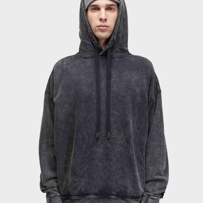 Sweatshirt cinzenta escura com capuz e cordões pretos usada por modelo masculino