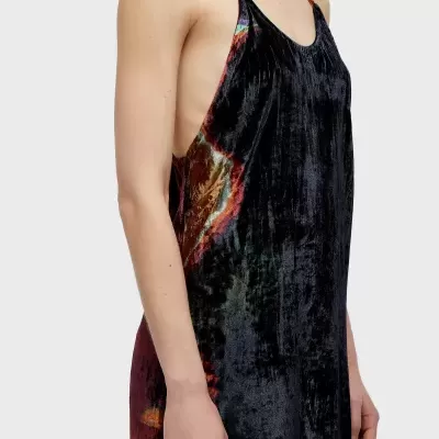 Vestido comprido em veludo preto com padrões coloridos abstratos e alças finas