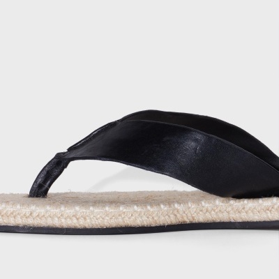 Sandália chinelo com sola bege e tira preta em pele