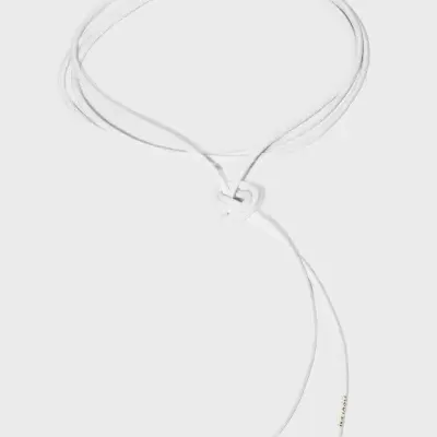 Fone de ouvido branco com cabo fino em fundo branco