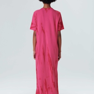 Vestido longo rosa de manga curta com padrão manchado visto de costas