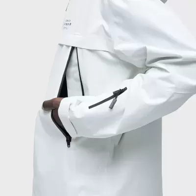 Casaco impermeável branco com bolso lateral e capuz