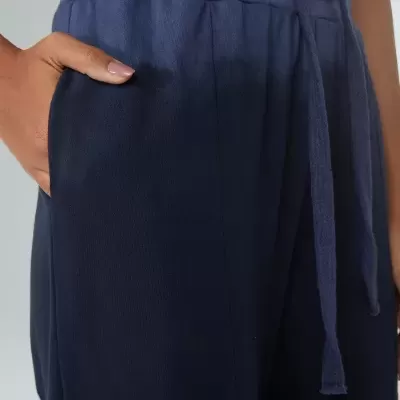 Calças azuis escuras com bolso e cordão na cintura