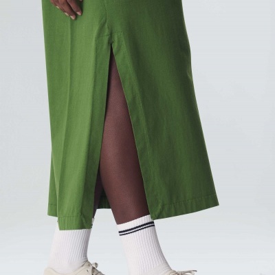 Vestido verde com fenda, meias brancas com riscas pretas e sapatilhas brancas MADE IN BRAZIL