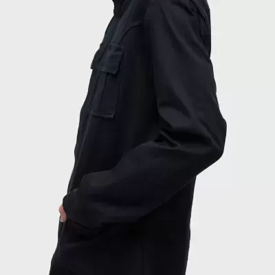 Camisola preta de manga comprida com bolsos no peito vista de perfil