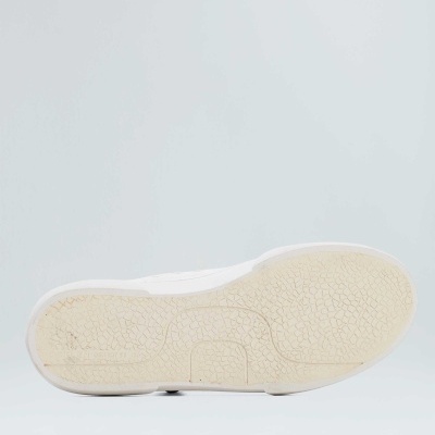 Sola de sapato branca com textura rachada e padrão antiderrapante