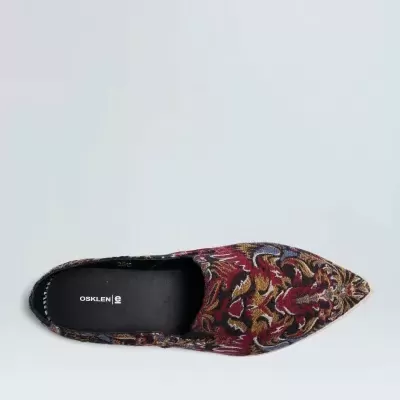 Mule feminino com padrão floral vermelho e dourado, bico fino