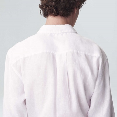 Camisa branca de linho vista de costas