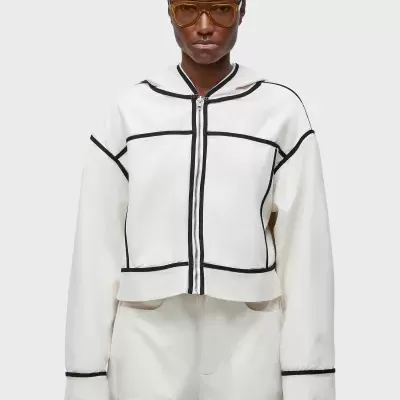 Blusão branco com costuras pretas e capuz