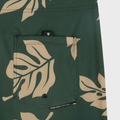 Calção de banho verde com padrão de folhas bege e bolso traseiro com botão.