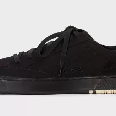 Ténis pretos em tecido com sola preta e atacadores pretos