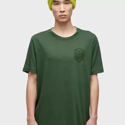 Camiseta verde escura com escudo bordado e gorro amarelo texturizado