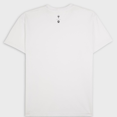 T-shirt branca de manga curta com pequeno logotipo preto na parte de trás