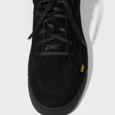 ténis preto de cano alto com atacadores e detalhes dourados