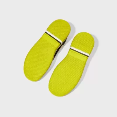 Sola de sapatos amarela com detalhes em branco e preto