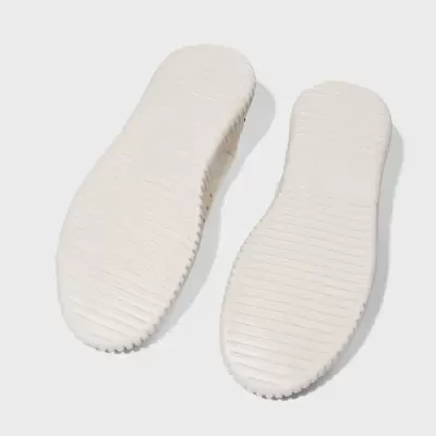 Solas brancas para calçado com textura riscada em fundo cinzento