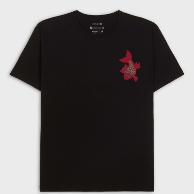 T-shirt preta com estampa de peixe carpa vermelho no peito