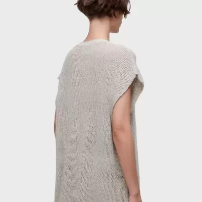 Camisola de malha cinza clara vista de trás com padrão discreto.