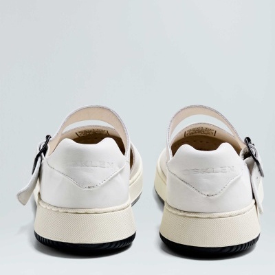 Sapatos brancos em pele com sola creme e preta e fivela lateral