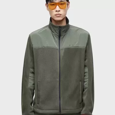 Casaco de malha verde com zíper e óculos amarelos