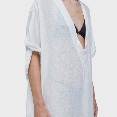 Vestido branco semi-transparente com decote em V profundo e mangas curtas