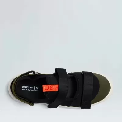 Sandália preta e verde oliva com tiras e sola branca vista de cima