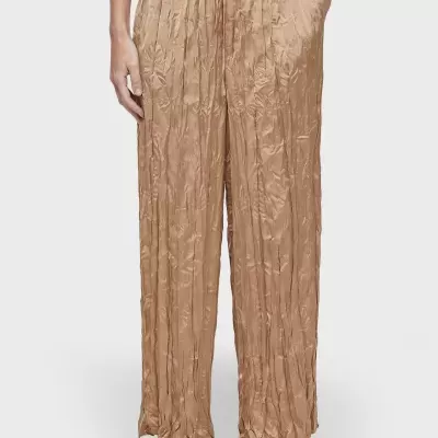 Calças compridas bege enrugadas com cintura elástica e cordão