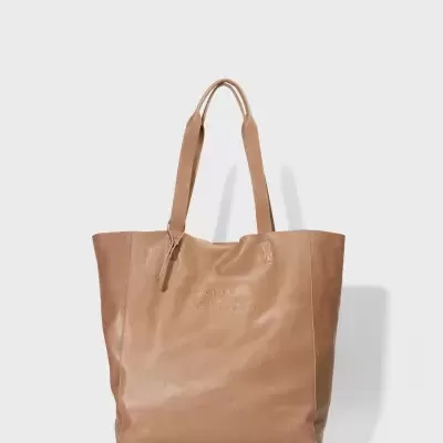 Mala tote castanha clara em couro com texto em relevo