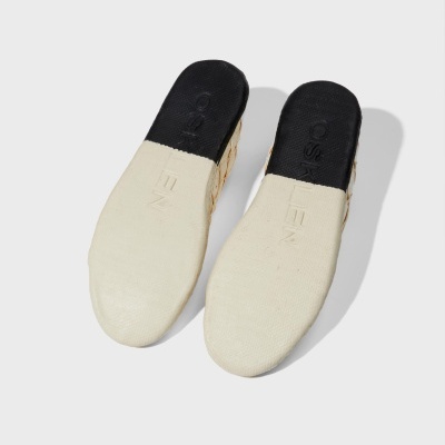 Par de sandálias com sola branca e parte superior preta