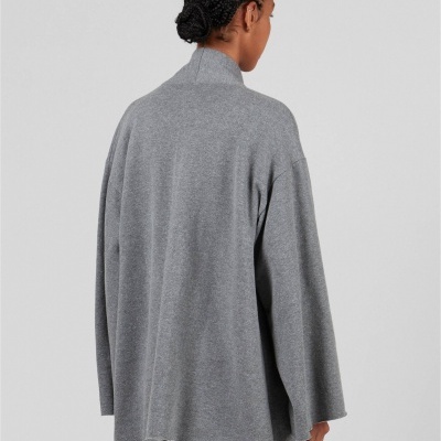 Casaco cinzento largo de gola alta, visto de costas