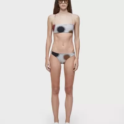 Modelo a usar biquini com padrão abstracto em tons neutros, fundo branco