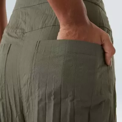 Calças verdes com bolso traseiro e textura vincada