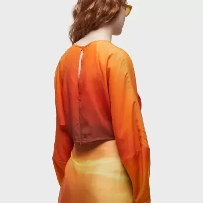 Top de manga comprida em tons de laranja e amarelo com fecho nas costas